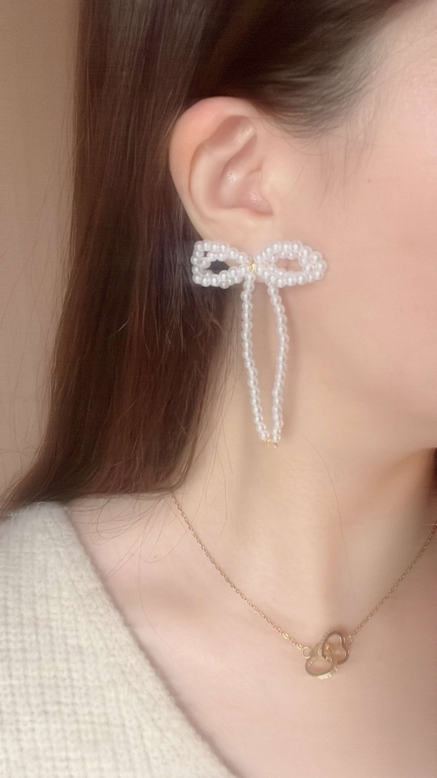 平常很少戴大大的耳環 但是看到這款珍珠串成的雙耳蝴蝶結時 覺得大的好優雅、好有獨特的魅力💖 毫不猶豫地收下它!  雙耳蝴蝶結好有層次感 像優雅的仙女蝴蝶在飛~🦋 可愛的同時，也不失成熟感  戴上耳朵，無需太多其他的裝飾就很有造型 也可以把臉變小 讓你在茫茫人海中，顯得最出眾✨  蝴蝶結尾巴隨著動作擺動 像小貓咪的尾巴一樣可愛! 摸起來也是親膚柔軟的 為穿搭加分的同時，也舒舒服服~  還沒有嘗試過大耳環的親辜 這款推薦你試試看唷~