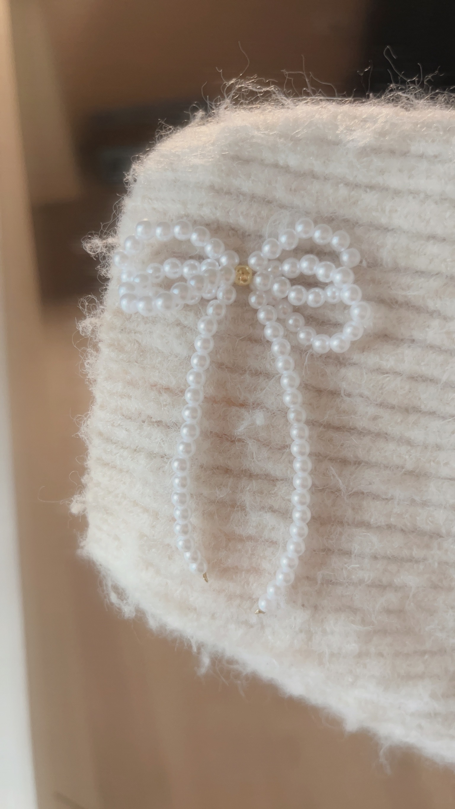 平常很少戴大大的耳環 但是看到這款珍珠串成的雙耳蝴蝶結時 覺得大的好優雅、好有獨特的魅力💖 毫不猶豫地收下它!  雙耳蝴蝶結好有層次感 像優雅的仙女蝴蝶在飛~🦋 可愛的同時，也不失成熟感  戴上耳朵，無需太多其他的裝飾就很有造型 也可以把臉變小 讓你在茫茫人海中，顯得最出眾✨  蝴蝶結尾巴隨著動作擺動 像小貓咪的尾巴一樣可愛! 摸起來也是親膚柔軟的 為穿搭加分的同時，也舒舒服服~  還沒有嘗試過大耳環的親辜 這款推薦你試試看唷~