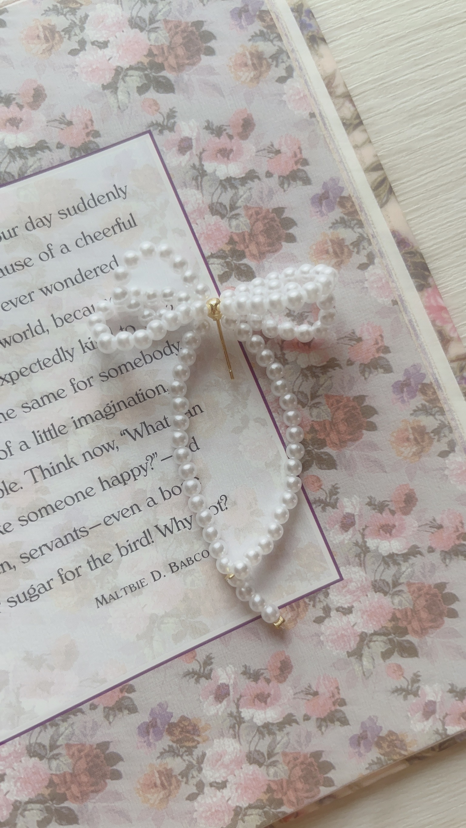 平常很少戴大大的耳環 但是看到這款珍珠串成的雙耳蝴蝶結時 覺得大的好優雅、好有獨特的魅力💖 毫不猶豫地收下它!  雙耳蝴蝶結好有層次感 像優雅的仙女蝴蝶在飛~🦋 可愛的同時，也不失成熟感  戴上耳朵，無需太多其他的裝飾就很有造型 也可以把臉變小 讓你在茫茫人海中，顯得最出眾✨  蝴蝶結尾巴隨著動作擺動 像小貓咪的尾巴一樣可愛! 摸起來也是親膚柔軟的 為穿搭加分的同時，也舒舒服服~  還沒有嘗試過大耳環的親辜 這款推薦你試試看唷~