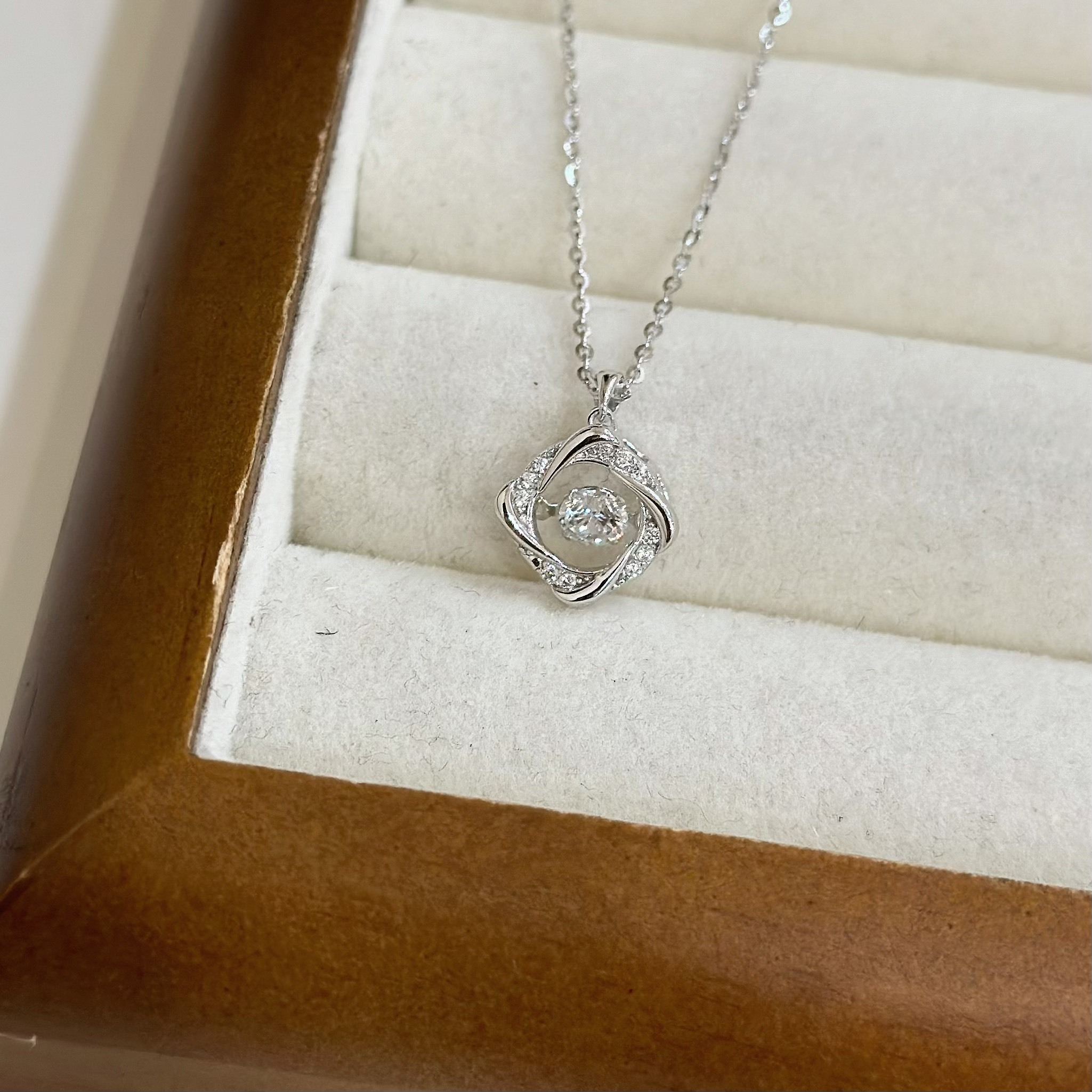 Q18【輕奢】排鑽繞邊靈動純銀鎖骨鏈