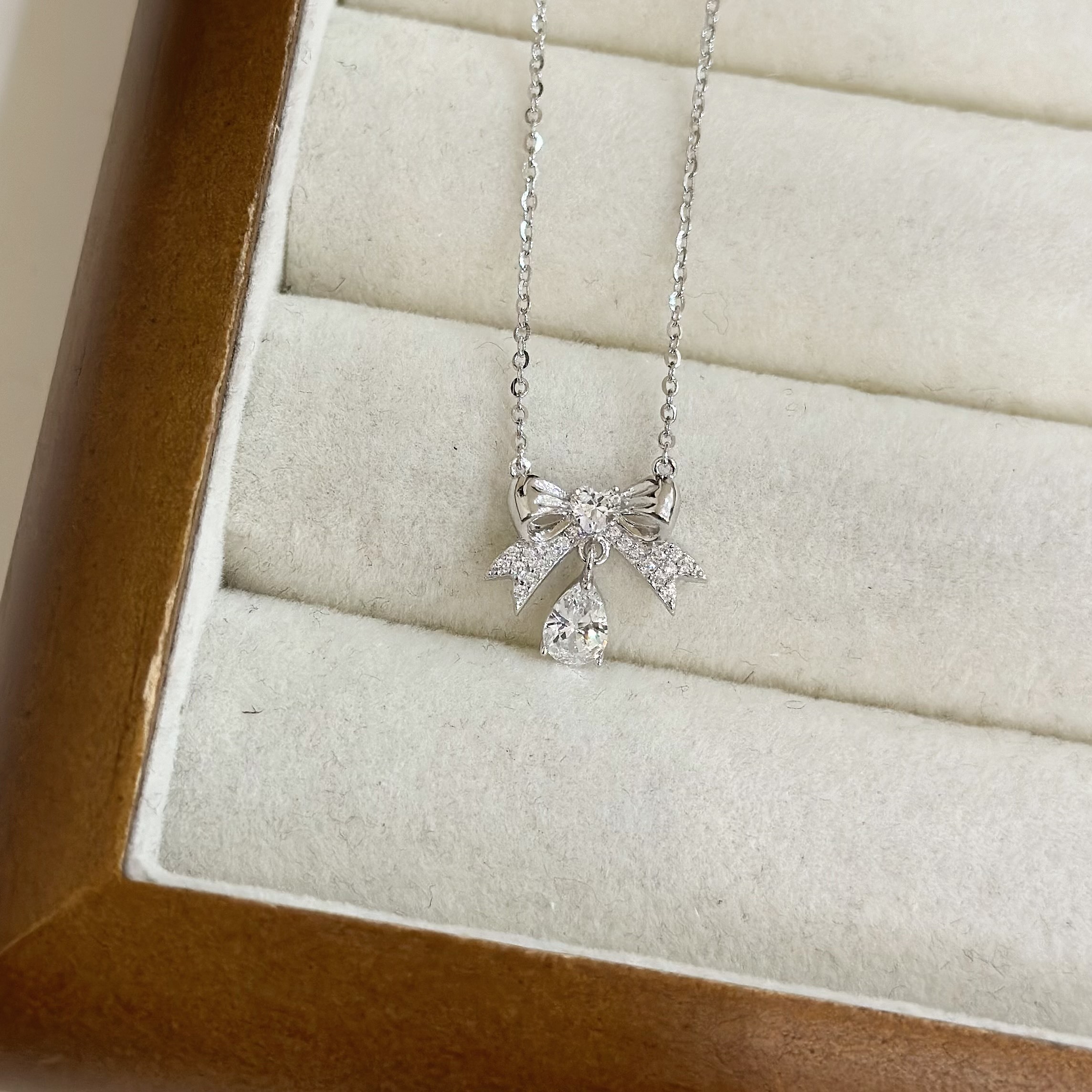 Q03【輕奢】排鑽蝴蝶結水滴純銀鎖骨鏈