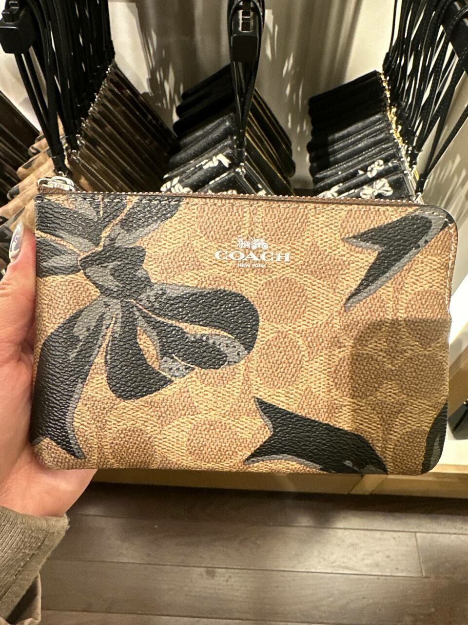 [S] COACH CZ440 CORNER ZIP WRISLET IN SIGNATURE CANVAS WITH BOW PRINT,SV/TAN/BLACK MULTI, 196395662166 (SCO1024)