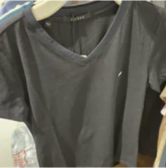 [S] GUESS WOMEN'S COOL MATERIAL V-NECK T-SHIRT,BLACK, YO2K9492-BLK [FINAL SALE] (SGU639)