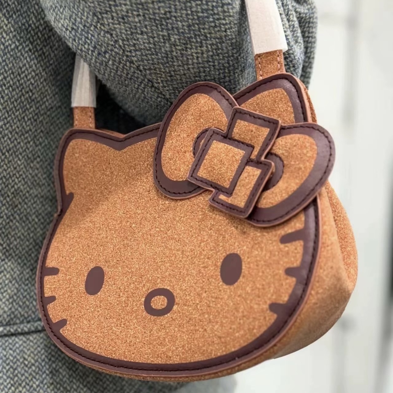 代購 JINKY HUANG x HELLO KITTY 軟木 環保材質 手提包 大頭 蝴蝶結 /預購