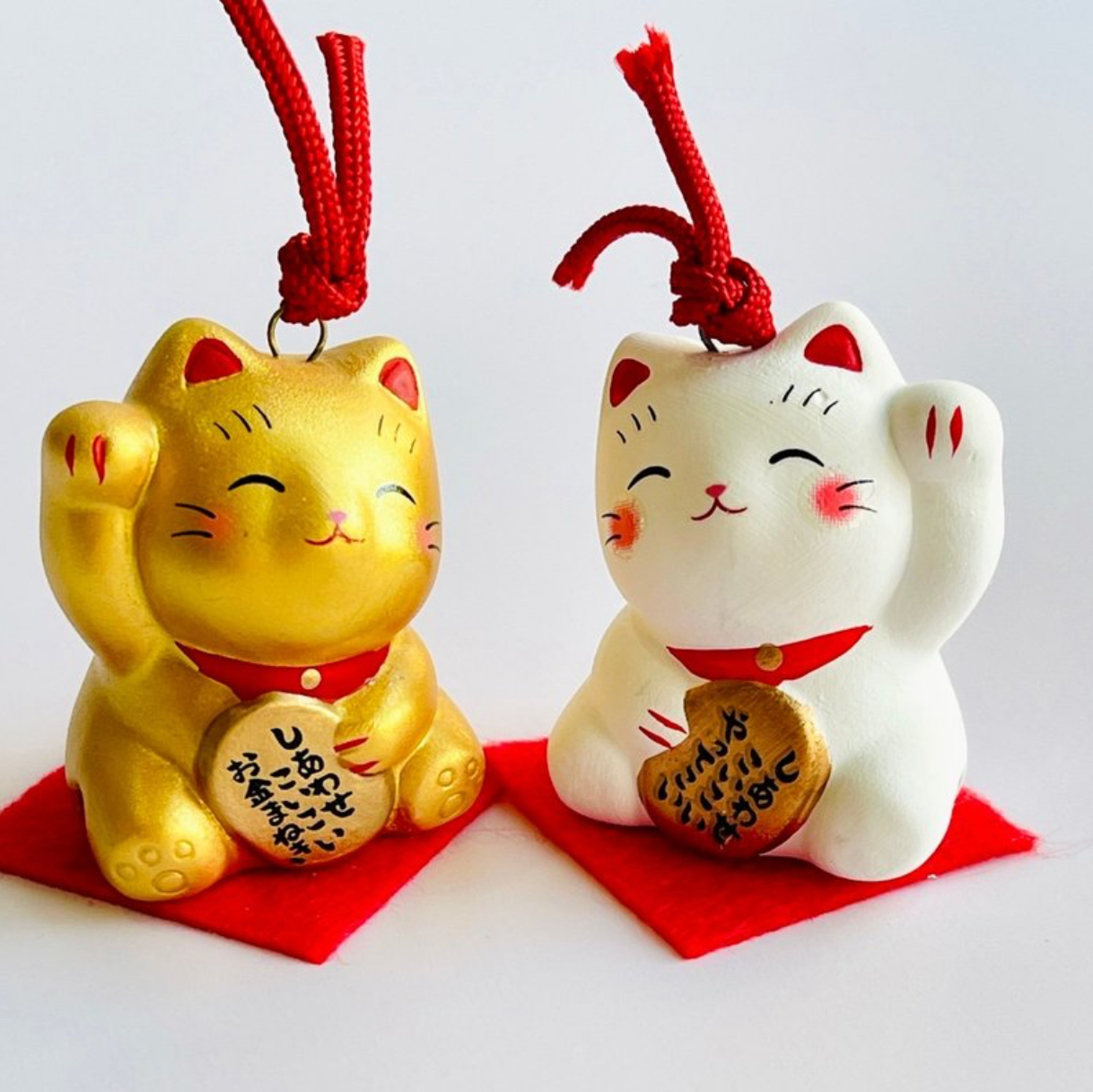 【預購】J0106901  金銀一對錦彩求籤招財貓陶瓷鈴