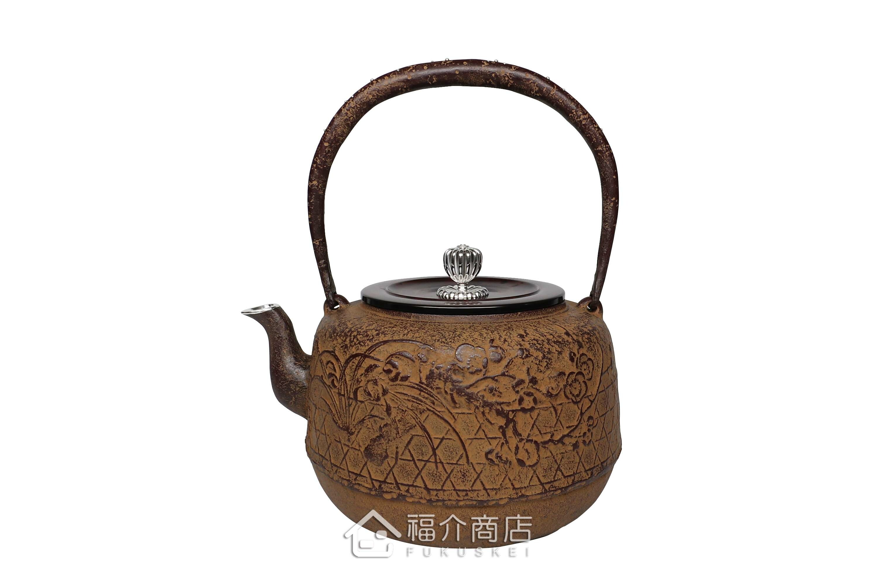清光堂所製作煮水泡茶用的日本鐵壺,壺口、壺摘以及提把上有銀象嵌的設計