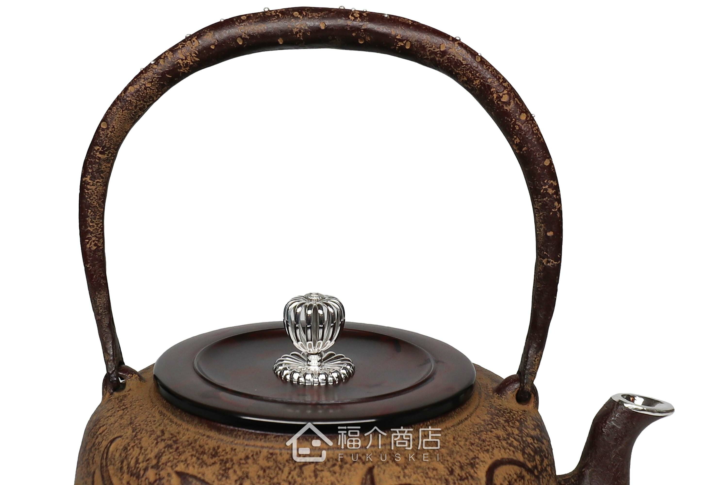 清光堂所製作煮水泡茶用的日本鐵壺,壺口、壺摘以及提把上有銀象嵌的設計