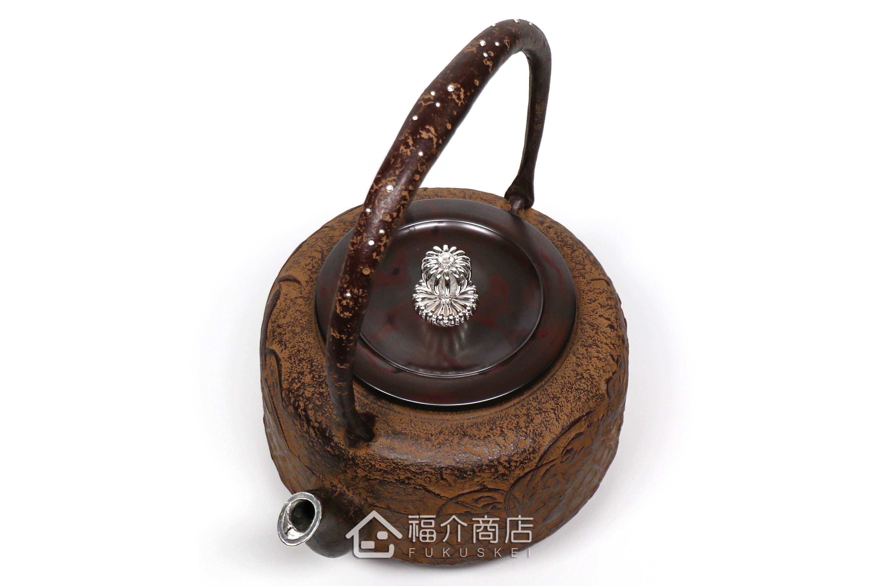 清光堂所製作煮水泡茶用的日本鐵壺,壺口、壺摘以及提把上有銀象嵌的設計