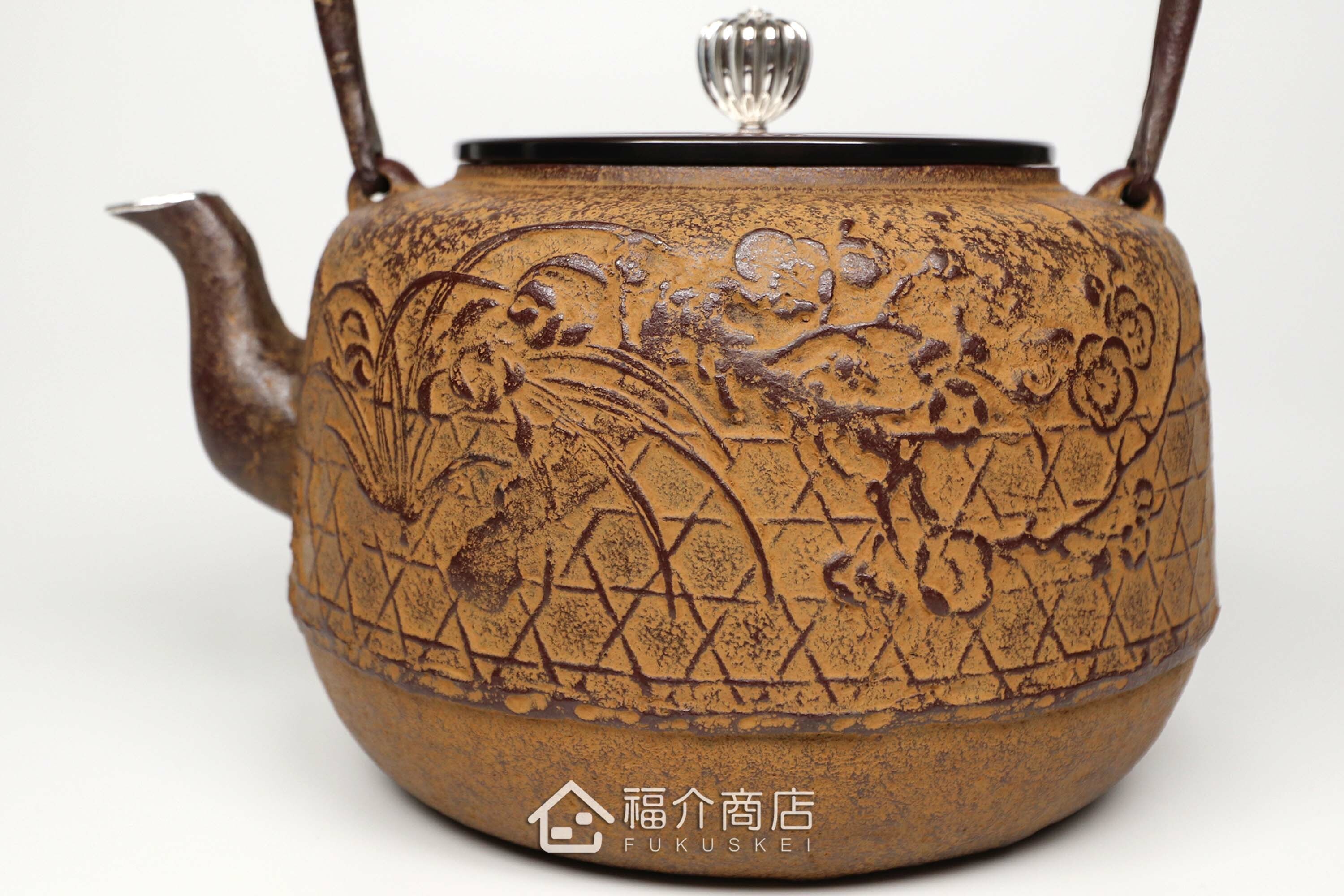 清光堂所製作煮水泡茶用的日本鐵壺,壺口、壺摘以及提把上有銀象嵌的設計