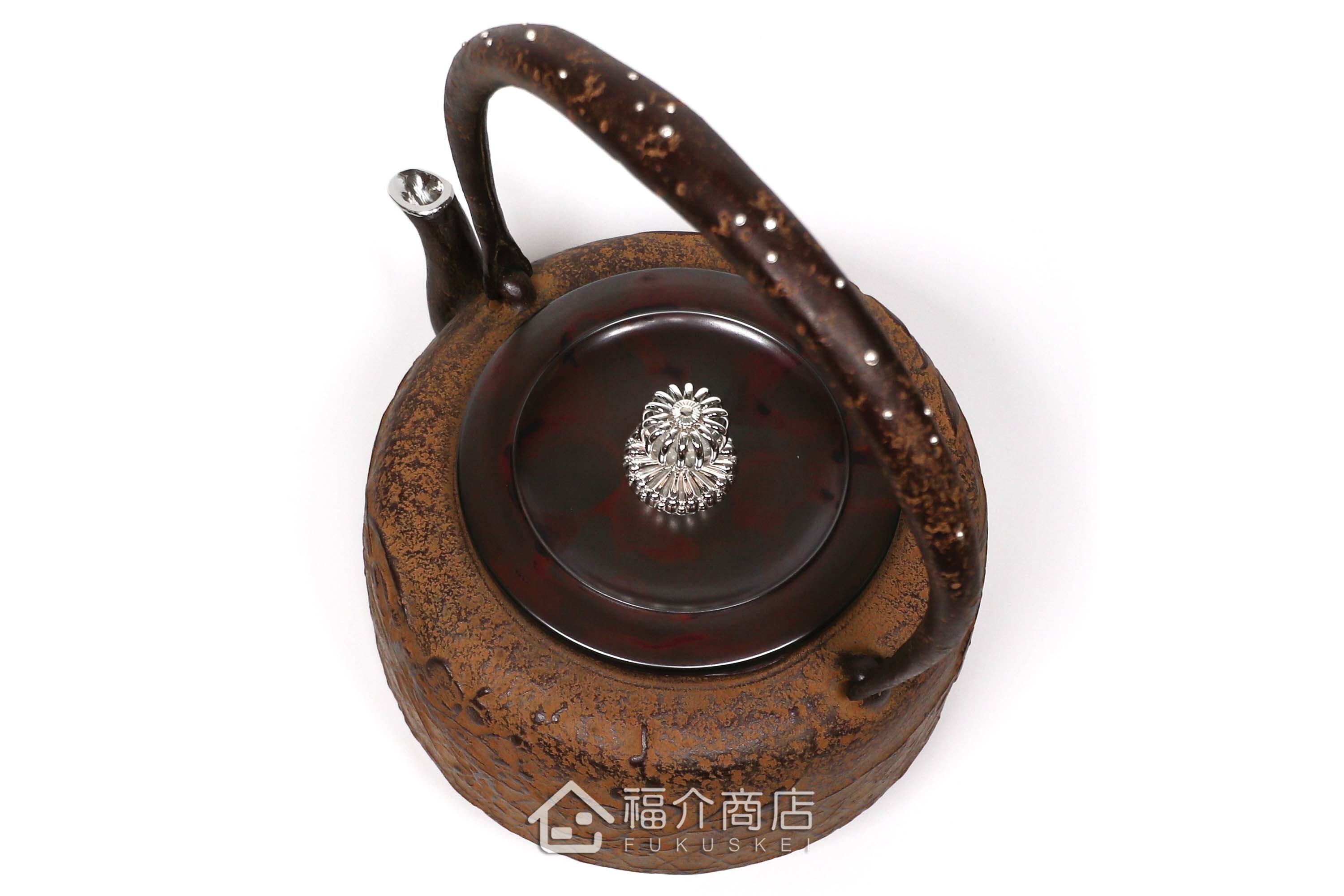 清光堂所製作煮水泡茶用的日本鐵壺,壺口、壺摘以及提把上有銀象嵌的設計
