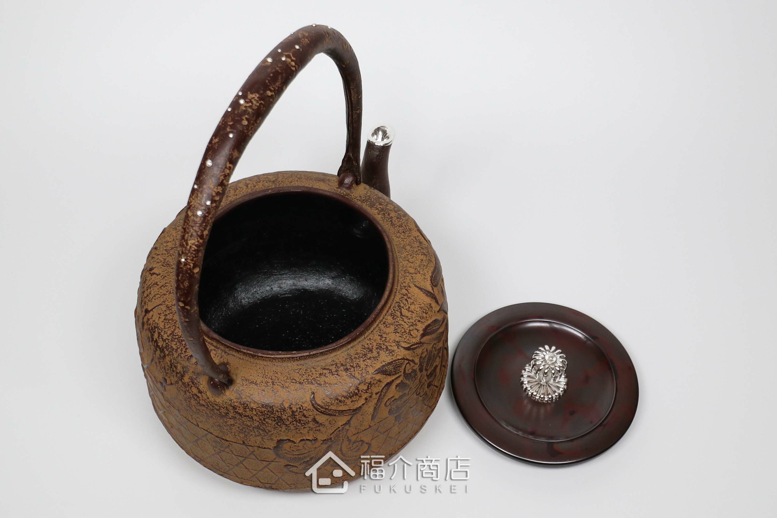 清光堂所製作煮水泡茶用的日本鐵壺,壺口、壺摘以及提把上有銀象嵌的設計