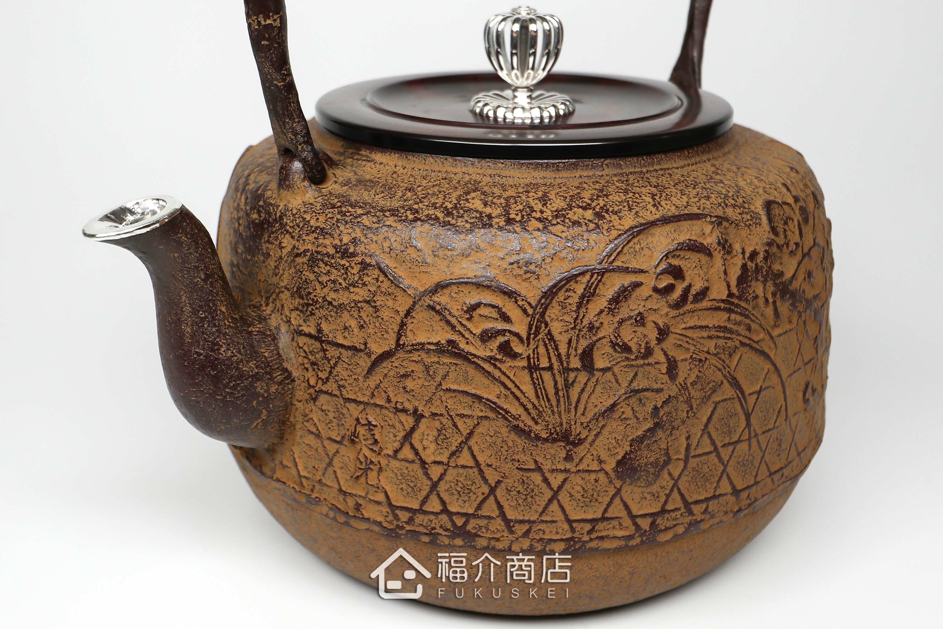 清光堂所製作煮水泡茶用的日本鐵壺,壺口、壺摘以及提把上有銀象嵌的設計