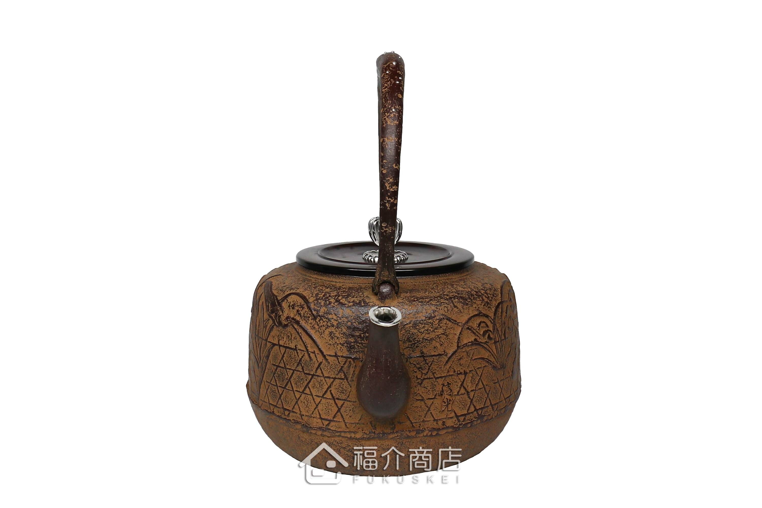 清光堂所製作煮水泡茶用的日本鐵壺,壺口、壺摘以及提把上有銀象嵌的設計