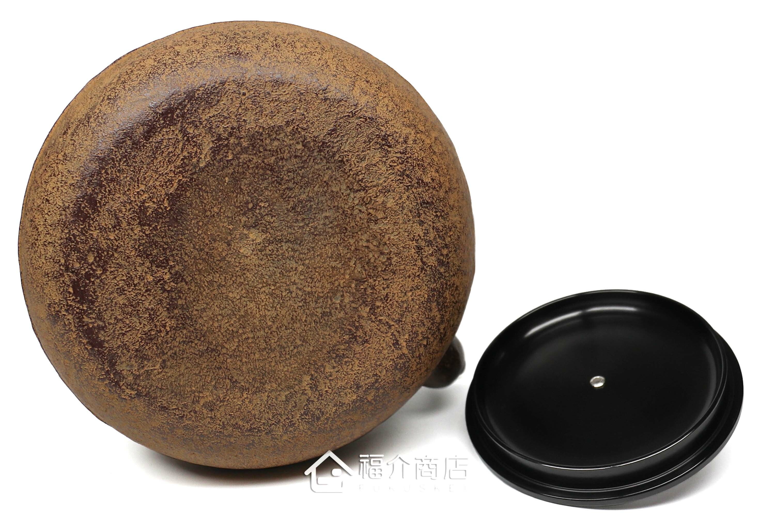 清光堂所製作煮水泡茶用的日本鐵壺,壺口、壺摘以及提把上有銀象嵌的設計