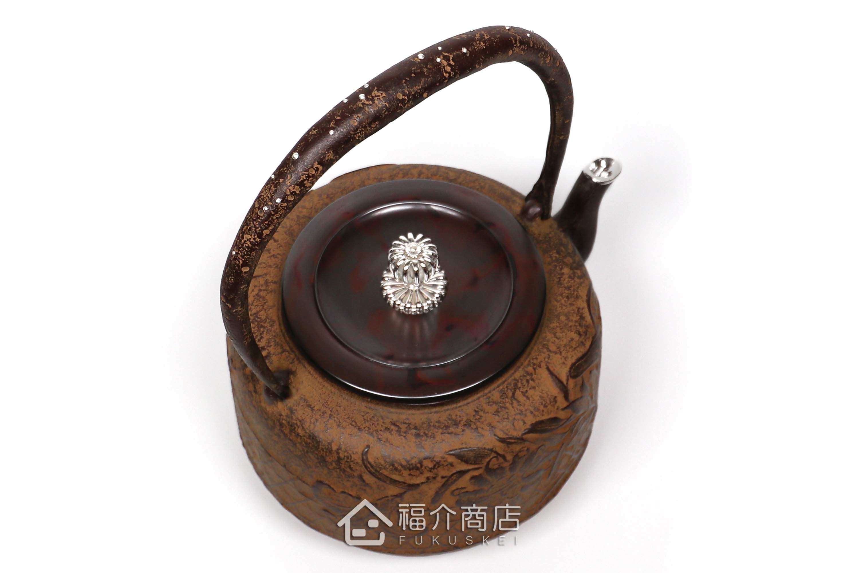 清光堂所製作煮水泡茶用的日本鐵壺,壺口、壺摘以及提把上有銀象嵌的設計