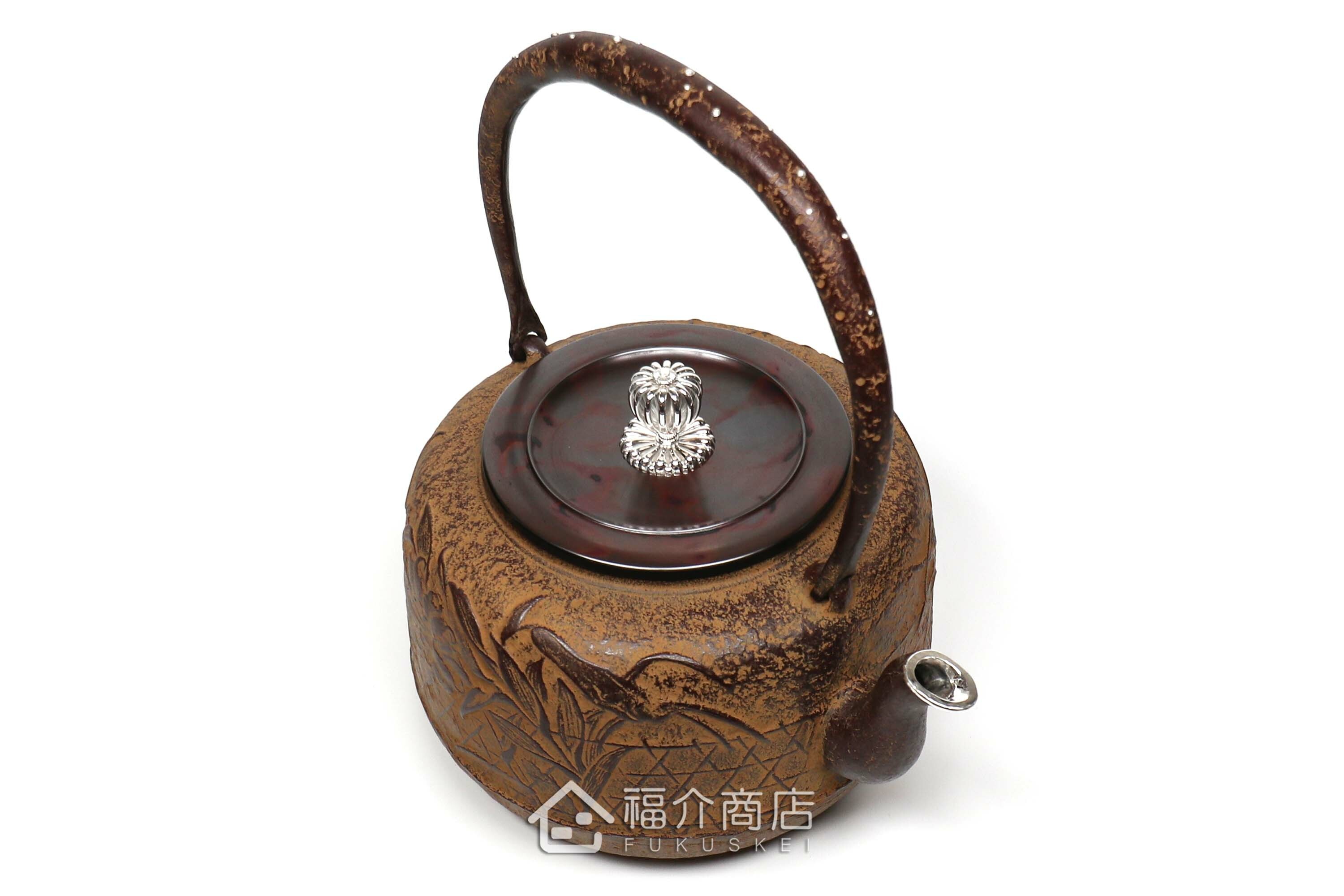 清光堂所製作煮水泡茶用的日本鐵壺,壺口、壺摘以及提把上有銀象嵌的設計