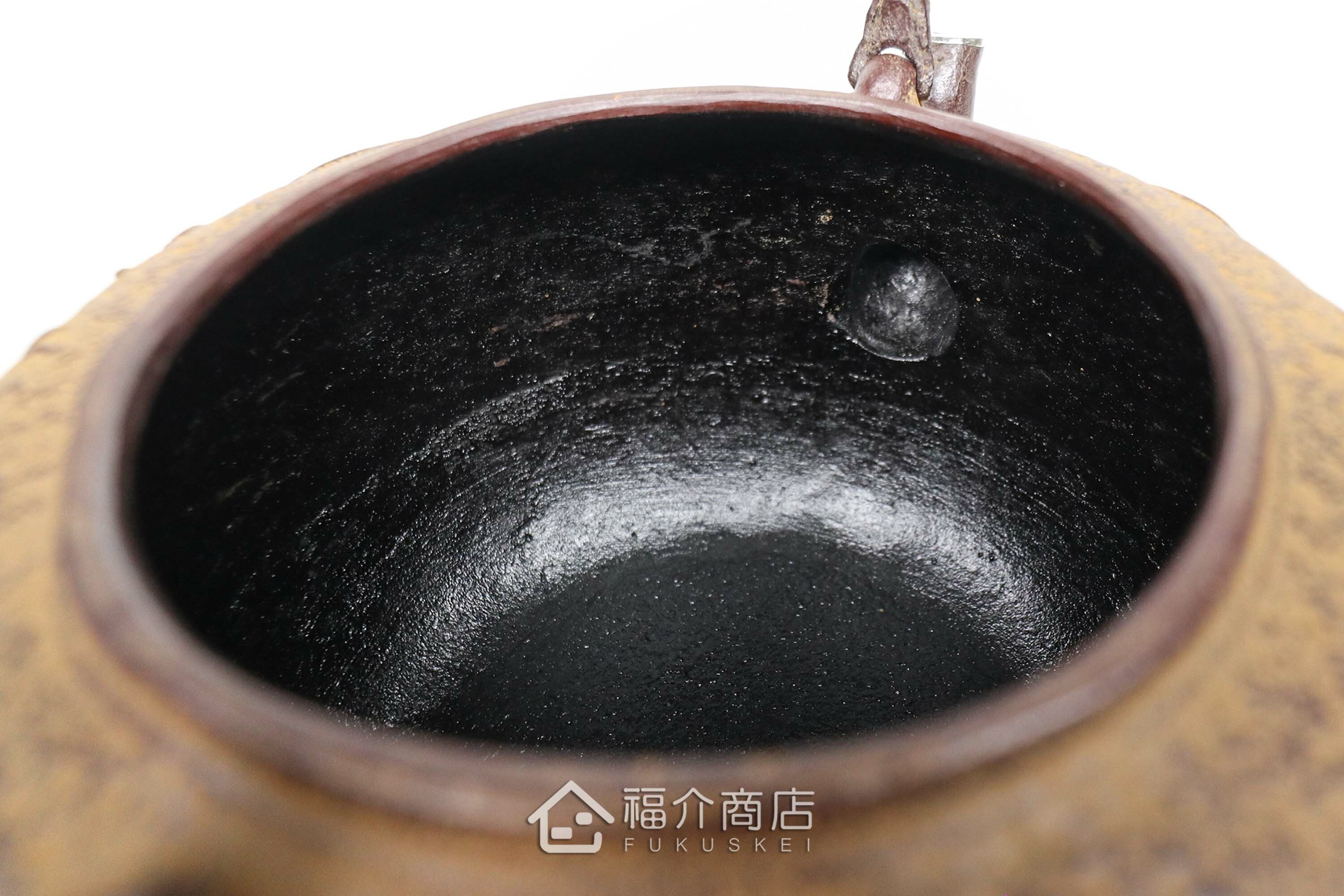 清光堂所製作煮水泡茶用的日本鐵壺,壺口、壺摘以及提把上有銀象嵌的設計