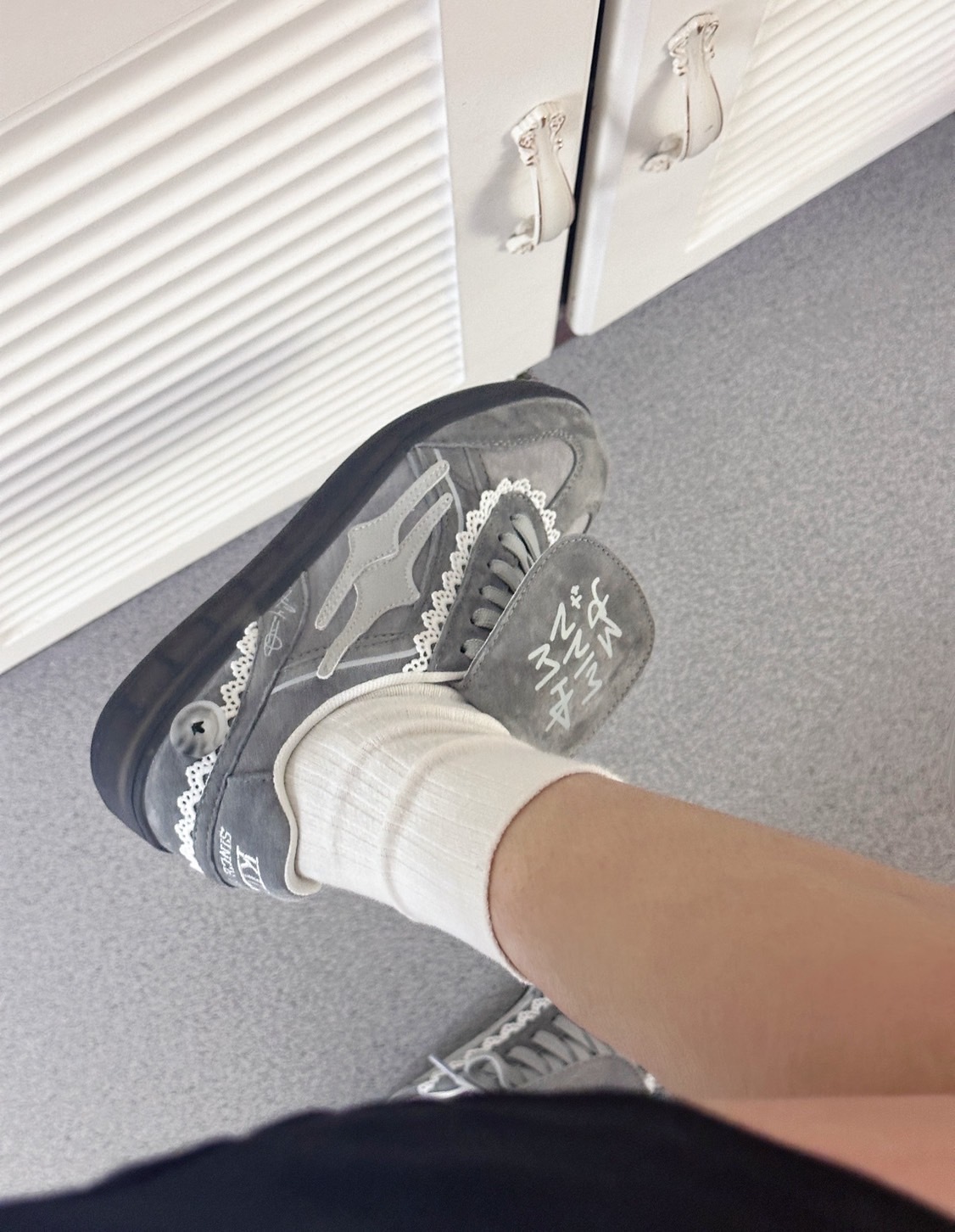 【預購】KILLWINNER 翻蓋鞋舌 蕾絲德訓鞋 灰色 KWDX240403