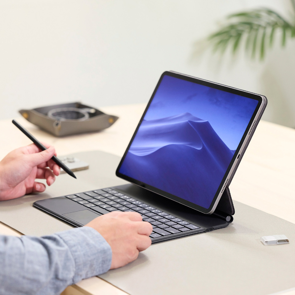 MATRIX 12 iPad Magic Keyboard + OMNIA P3 USB-C 33W Compact Wall Charger