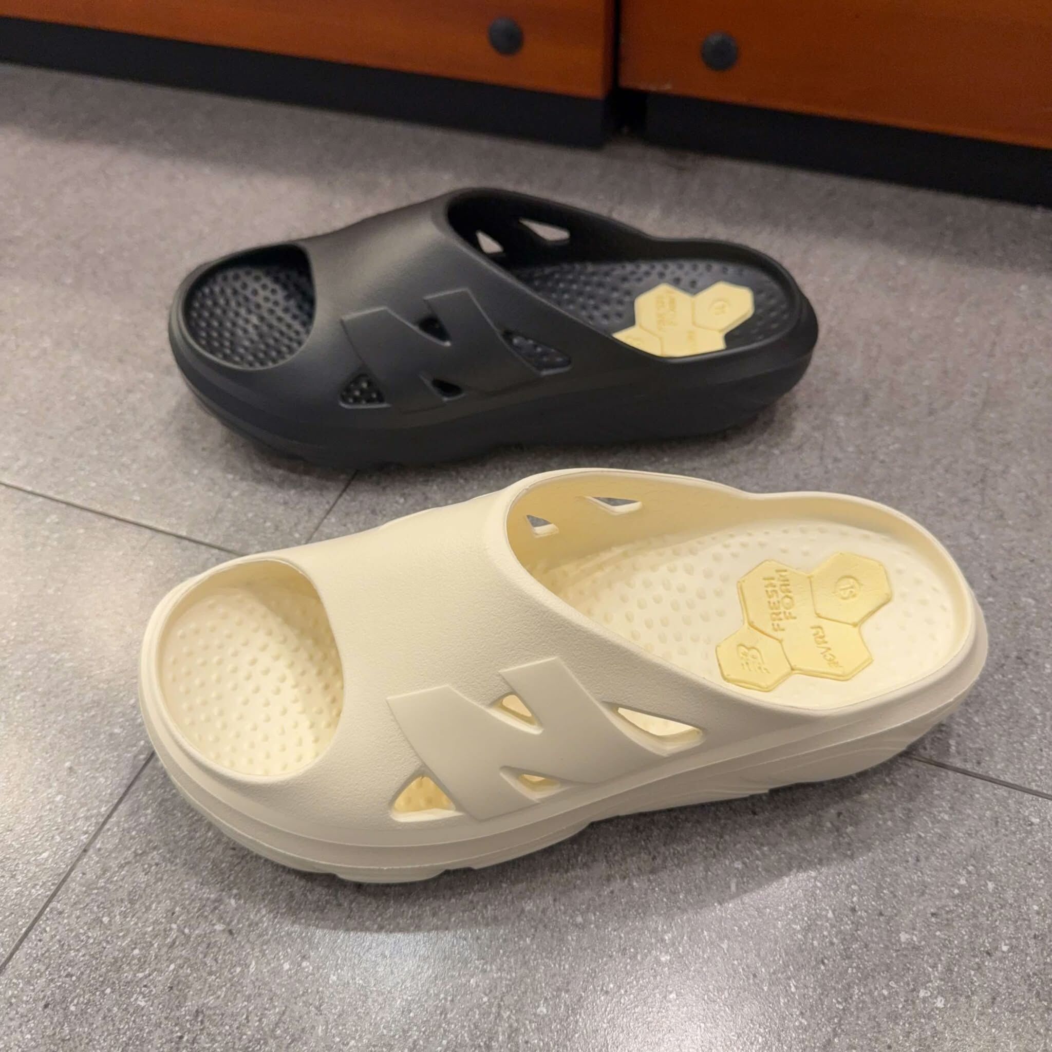 New Balance Fresh Foam 洞洞鞋 拖鞋 黑RCVRYSK1、白RCVRYSC1