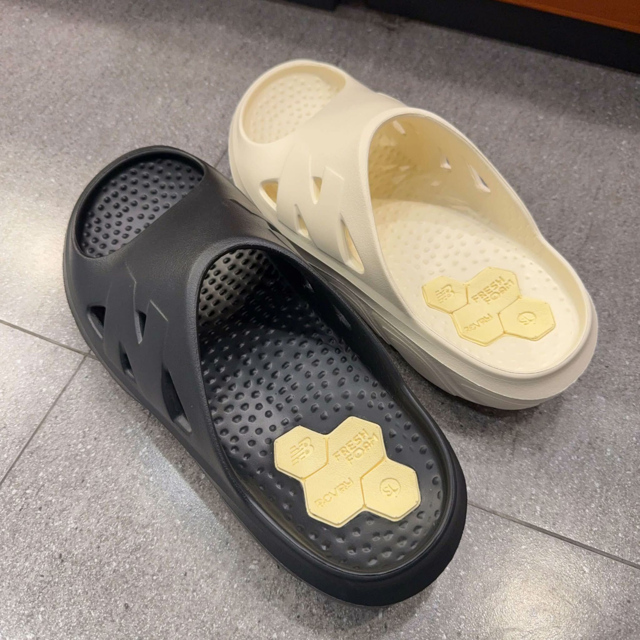 New Balance Fresh Foam 洞洞鞋 拖鞋 黑RCVRYSK1、白RCVRYSC1