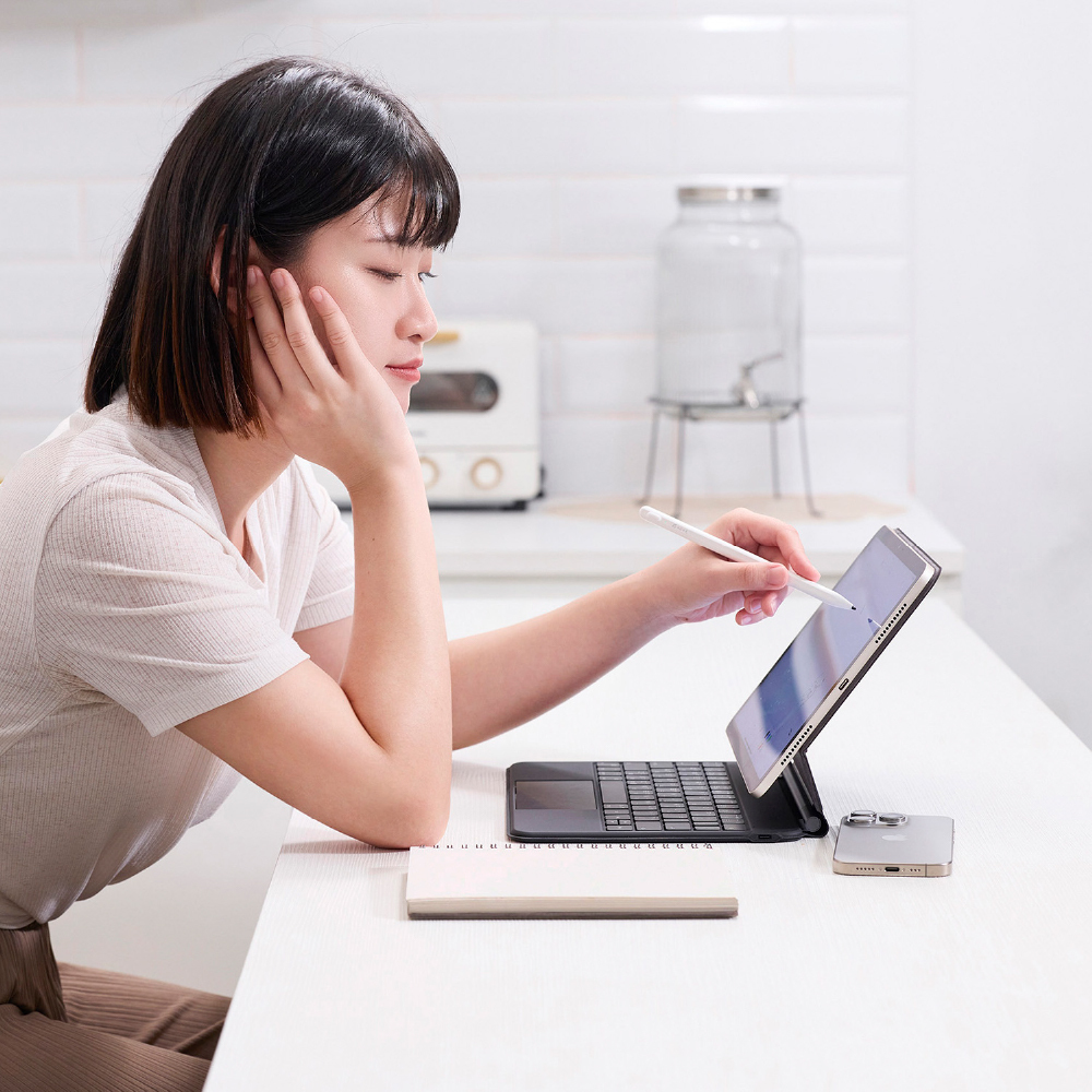 MATRIX 11 iPad Magic Keyboard + OMNIA P3 USB-C 33W Compact Wall Charger