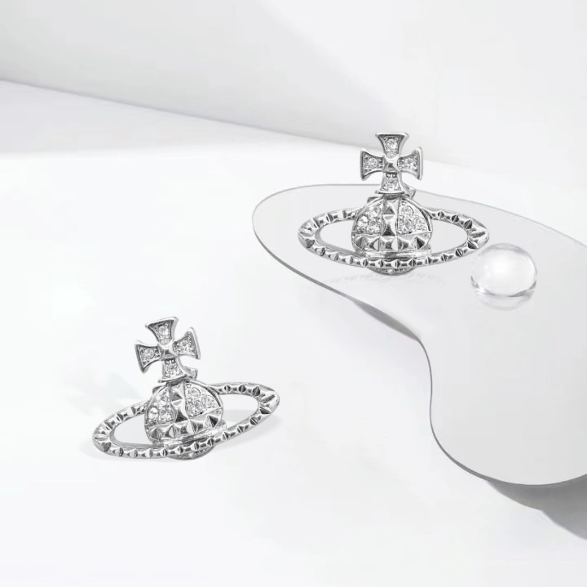 <海外連線> VIVIENNE WESTWOOD  MAYFAIR 經典款鉚釘 銀色 耳環 914018-11