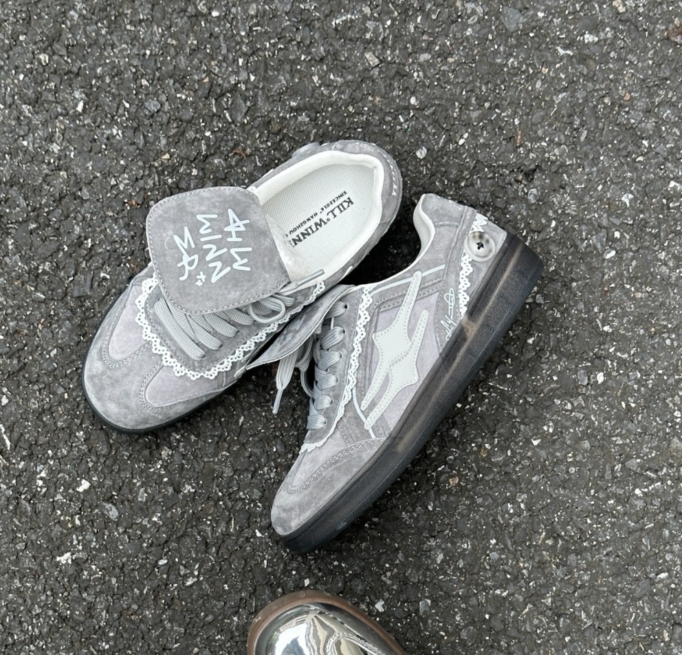 Killwinner 迷霧灰蕾絲德訓鞋 格雷風 麂皮 蕾絲 翻蓋 緞帶 珍珠 張員瑛同款 德訓鞋/預購