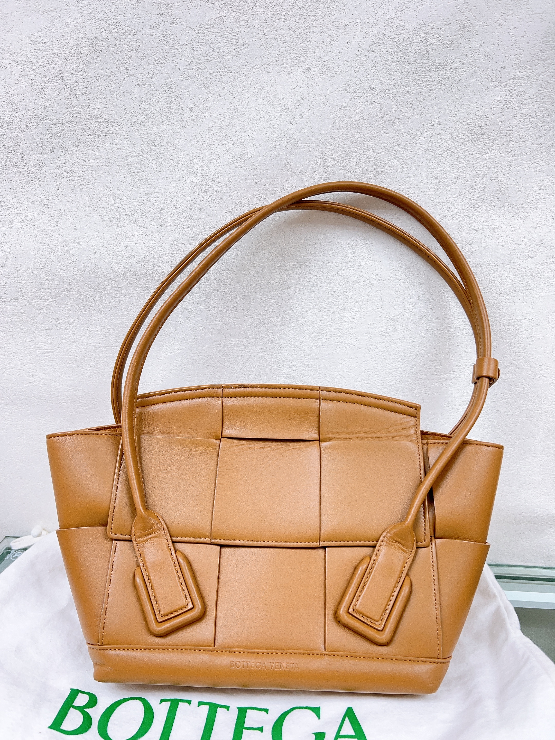 Bv arco 22 tote caramel