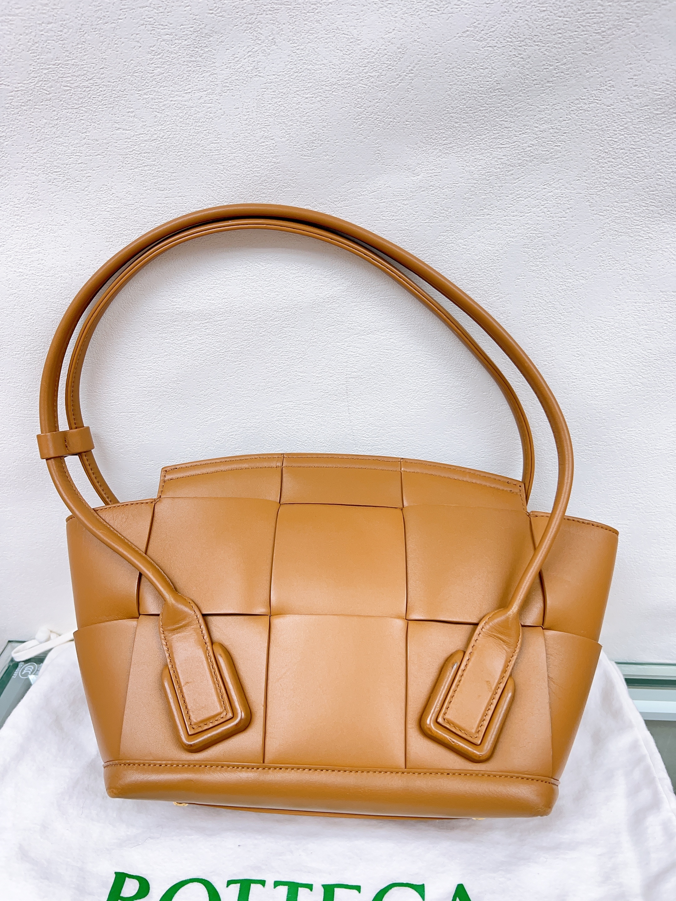 Bv arco 22 tote caramel