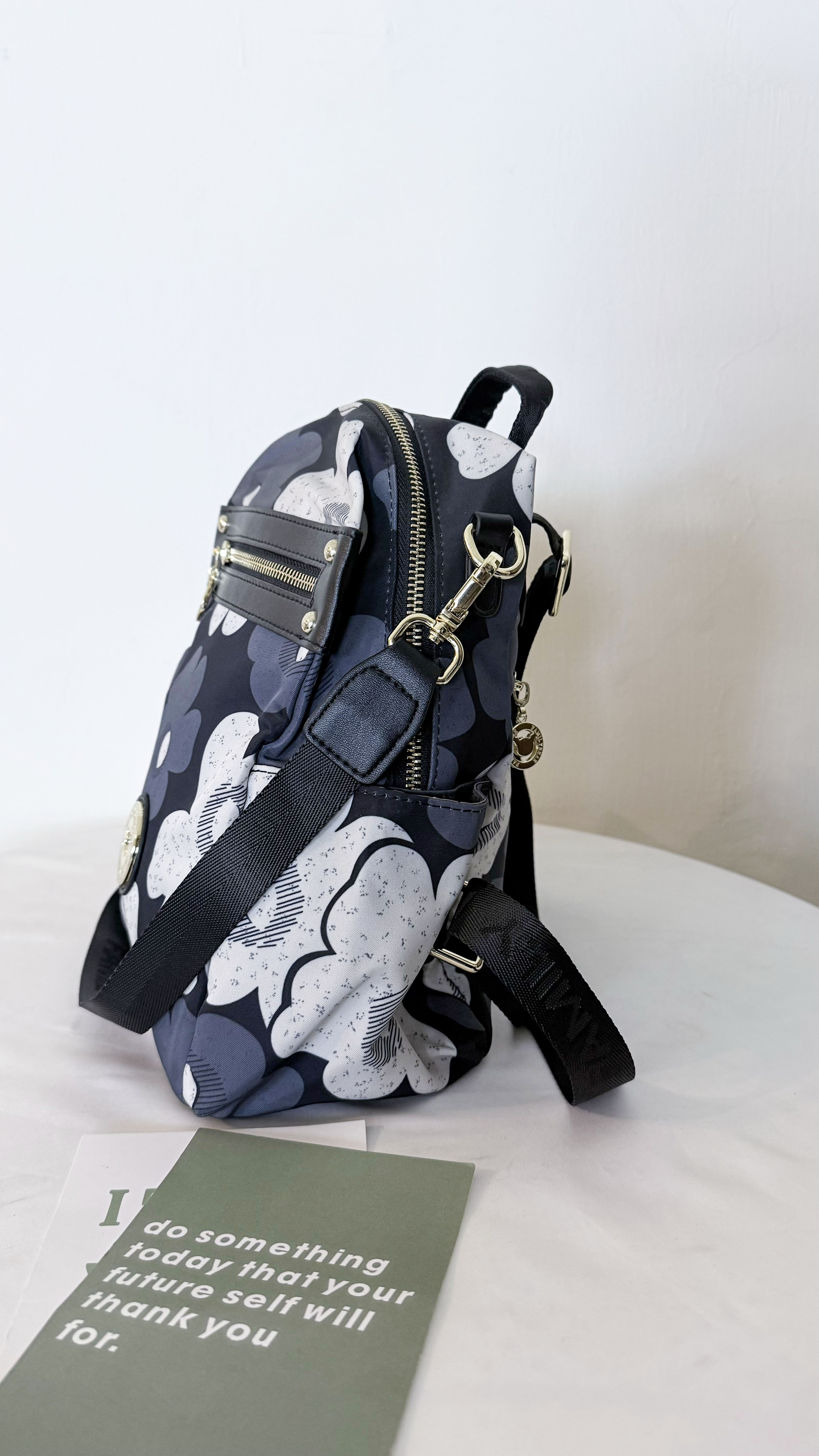 FamilyBear 藍白花朵防潑水後背包 / 側背包 #2653