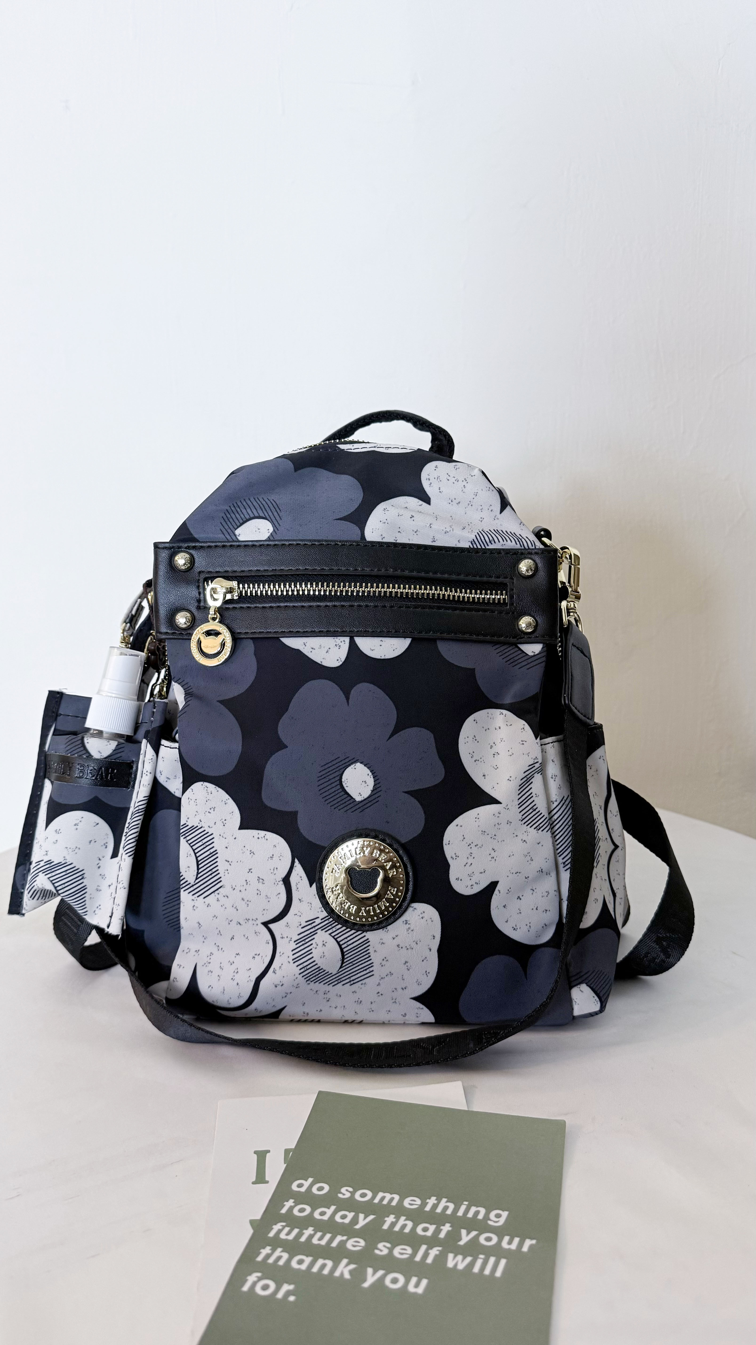 FamilyBear 藍白花朵防潑水後背包 / 側背包 #2653