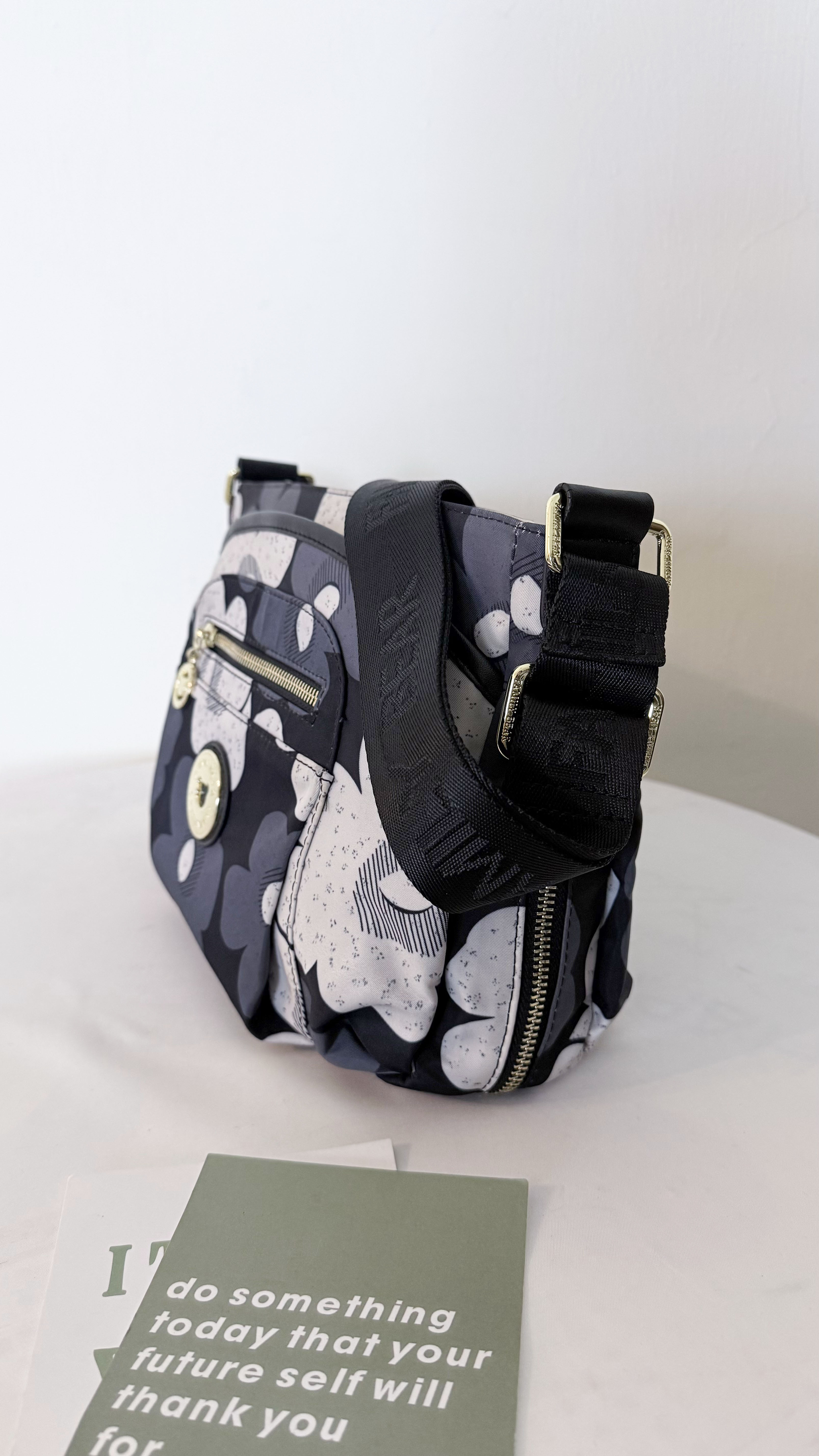 FamilyBear 藍白花朵防潑水側背包 #2237