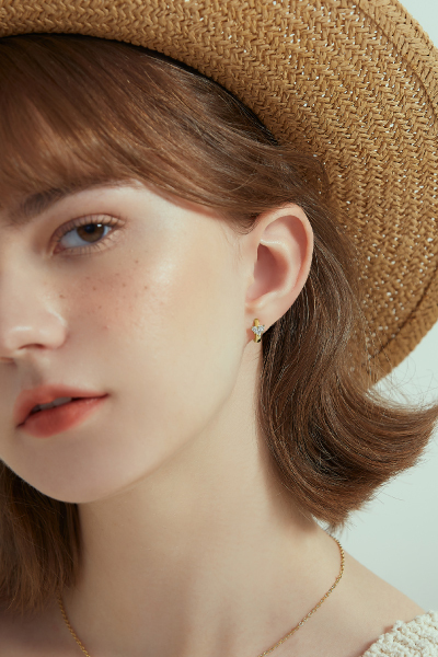 質感愛心單鑽。銀針耳環