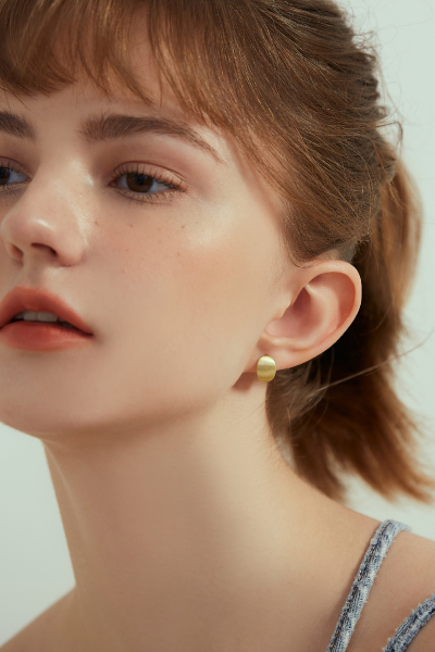 歐美霧面圓弧。銀針耳環