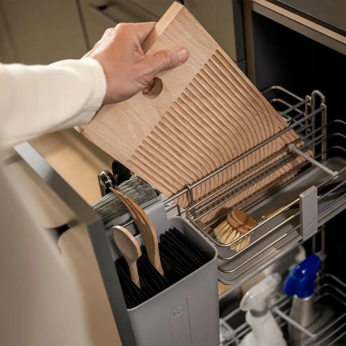 作為全展開式拉籃，它提供了令人驚訝的大量儲物空間，並可全面輕鬆取用