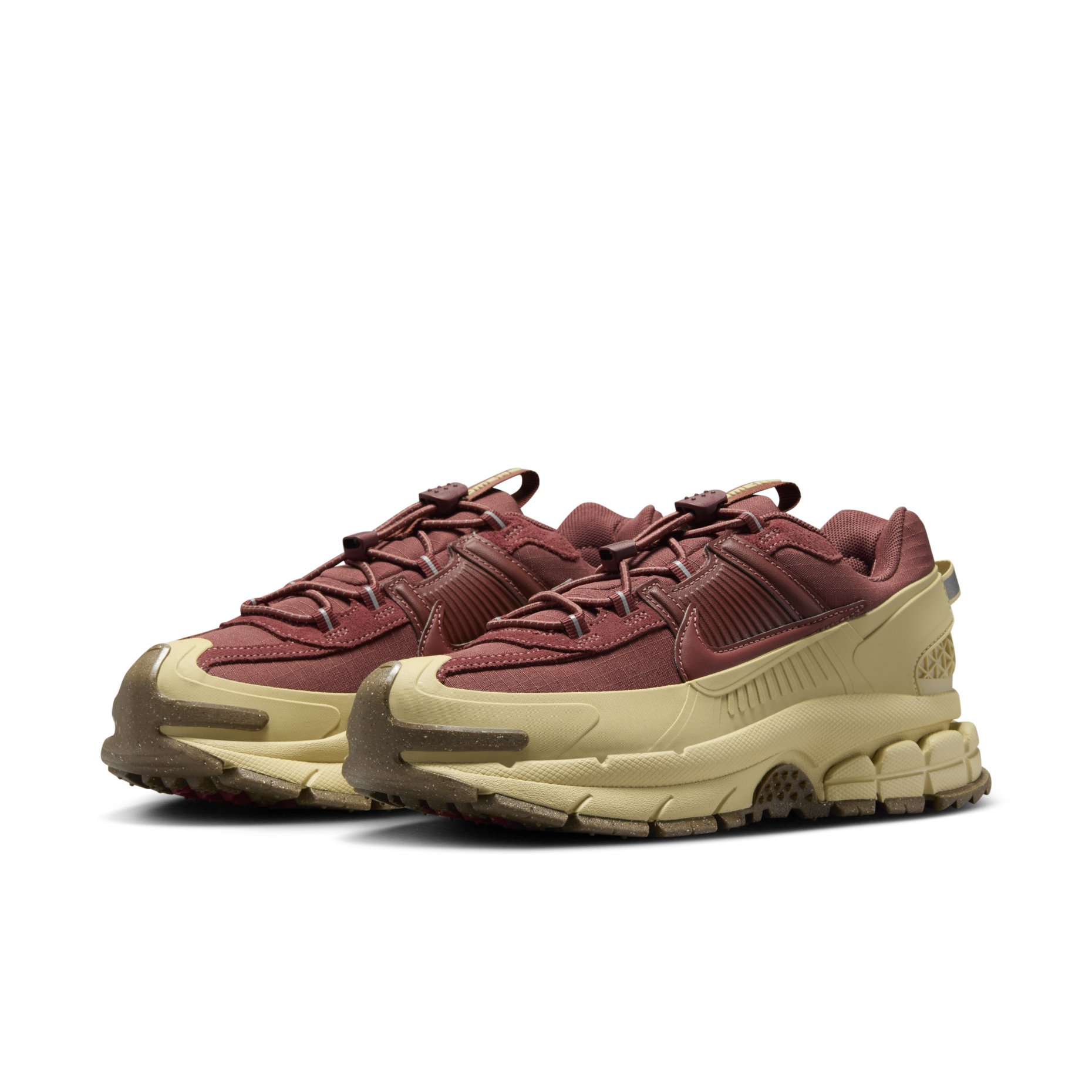女鞋 NIKE ZOOM VOMERO ROAM 酒紅 增高 耐磨 異材質拼接 栓扣式鞋帶 休閒鞋【HQ2181-700】