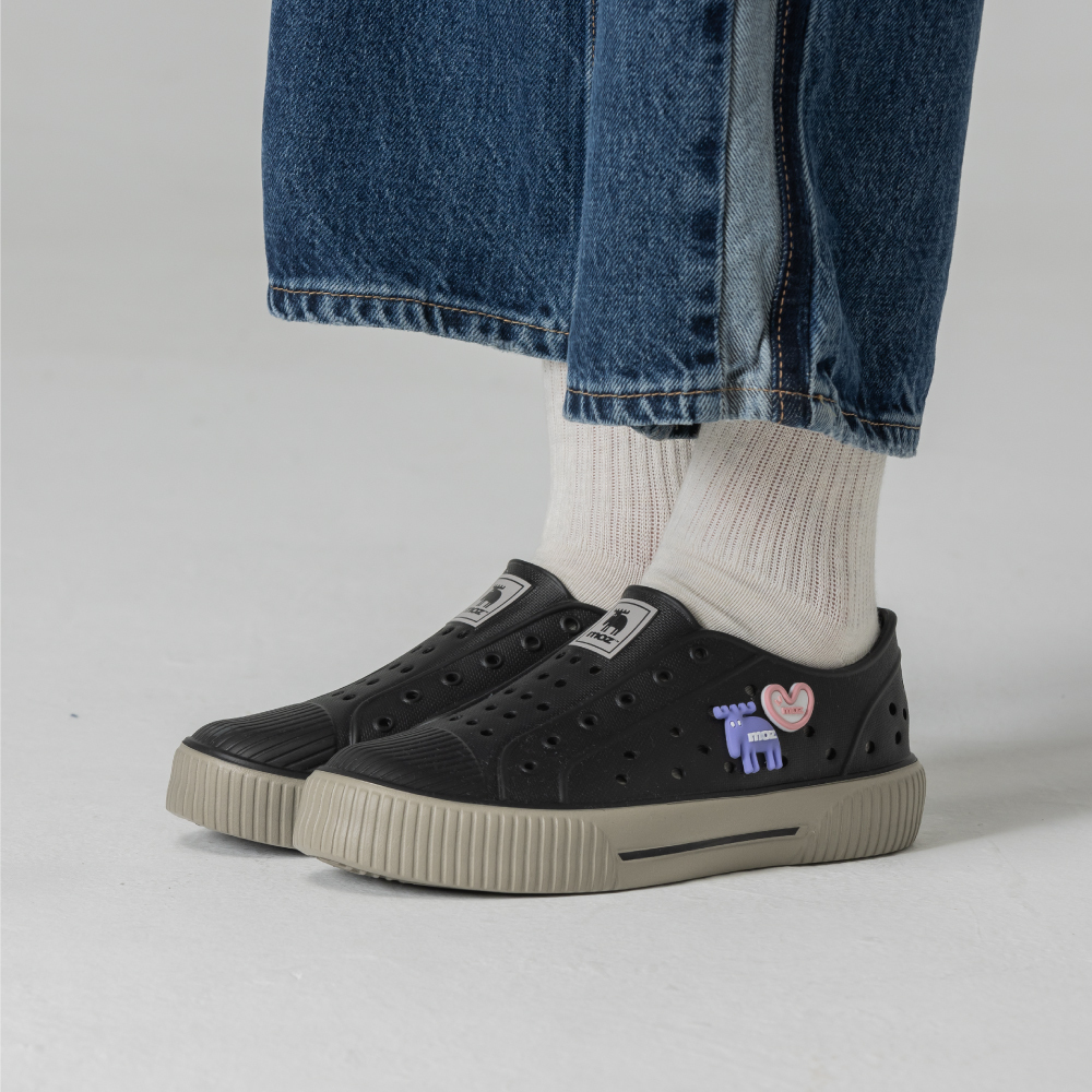 moz瑞典 駝鹿 雙色洞洞餅乾水鞋 (芝麻黑) 全球首創 舒適厚底 防潑水-附鞋扣