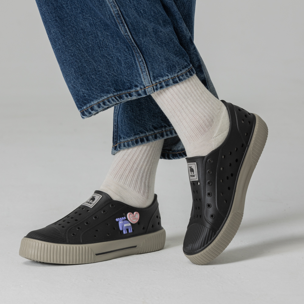 moz瑞典 駝鹿 雙色洞洞餅乾水鞋 (芝麻黑) 全球首創 舒適厚底 防潑水-附鞋扣