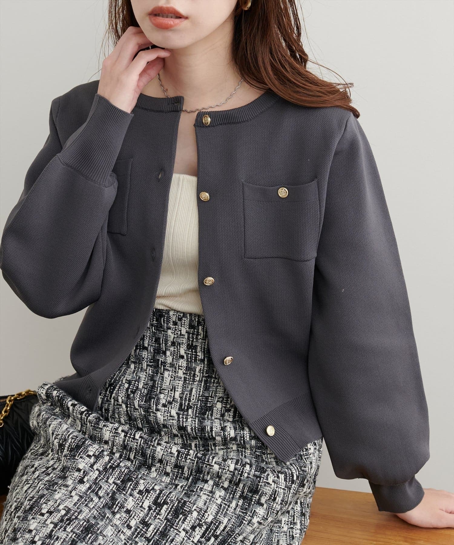 natural couture(ナチュラルクチュール)  ポリニット金釦ポケ付きカーディガン炭灰（0351050120）