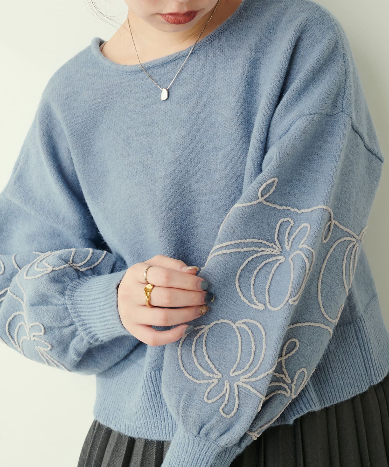 natural couture(ナチュラルクチュール)  モール刺繍前後２WAYニットプルオーバー藍（0342051290）