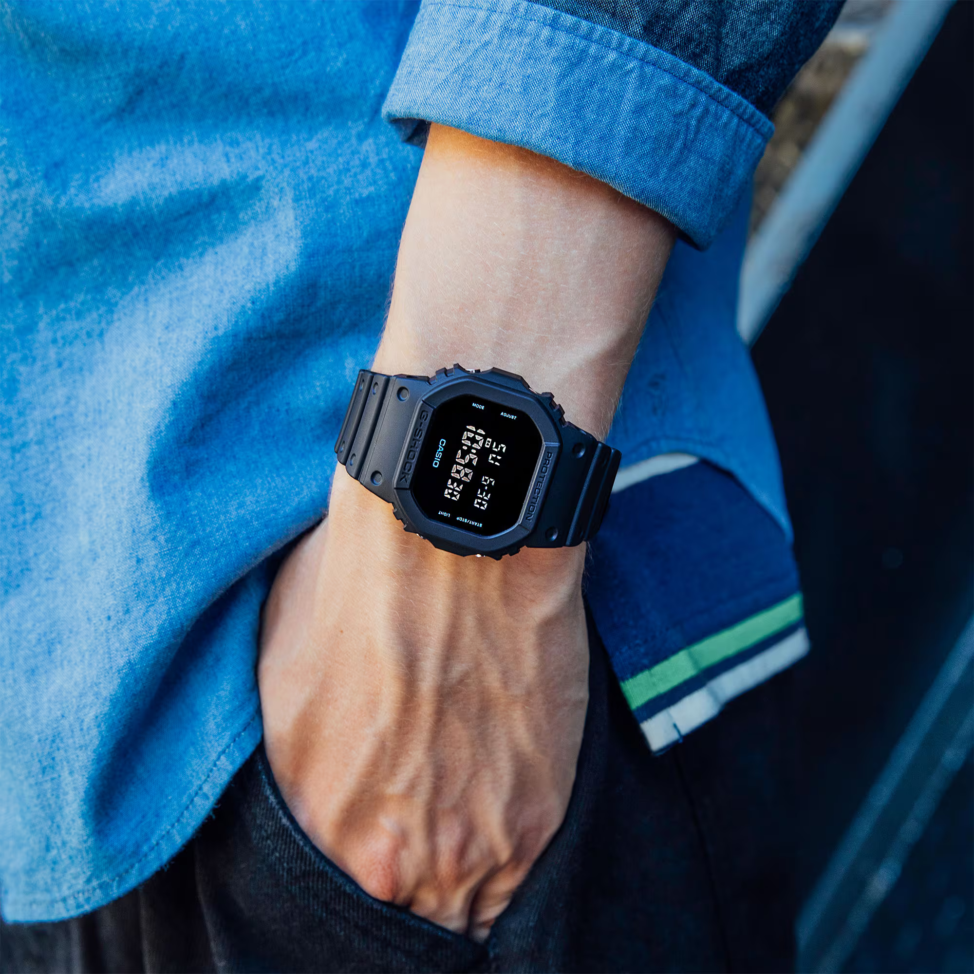 萬年鐘錶 - G-SHOCK  經典全黑街頭潮流防震電子錶  DW-5600UBB-1   錶徑: 42.8MM