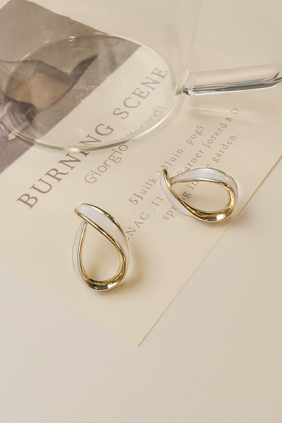 水滴型畫釉。銀針耳環