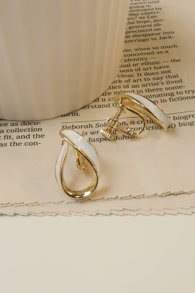 水滴型畫釉。夾式耳環