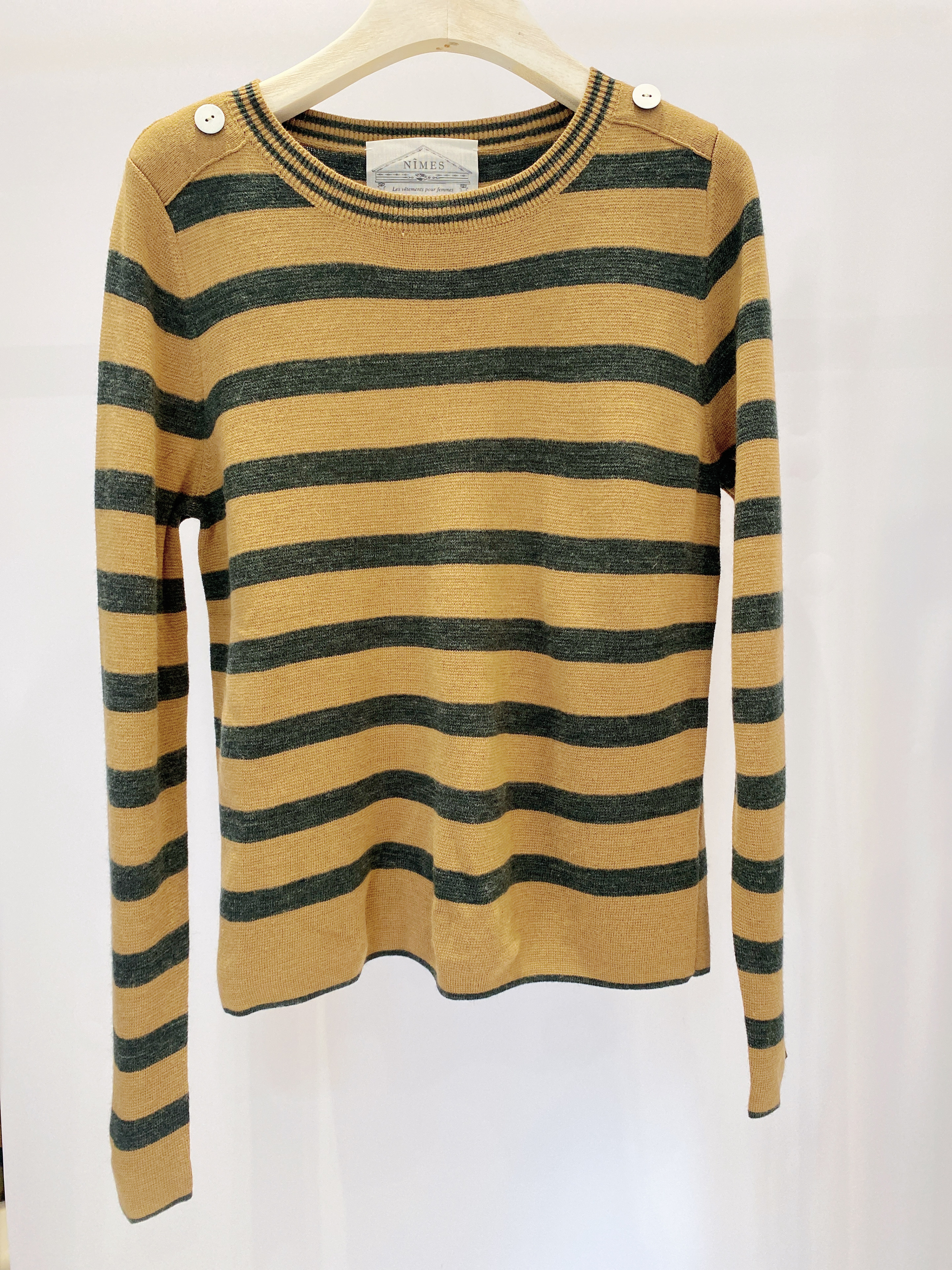 圓領釦條紋毛衣