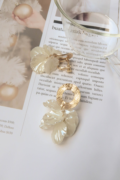 鏤空圓圈花瓣。夾式耳環