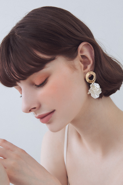 鏤空圓圈花瓣。夾式耳環