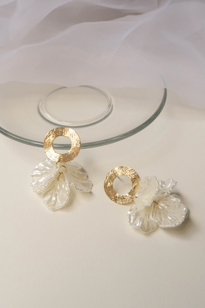 鏤空圓圈花瓣。銀針耳環