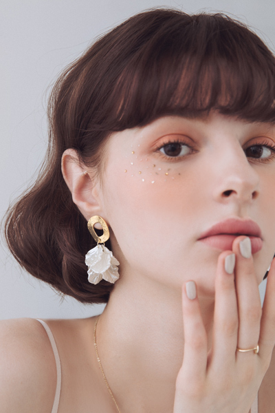 鏤空圓圈花瓣。銀針耳環