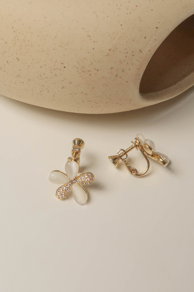水鑽透感小花。夾式耳環